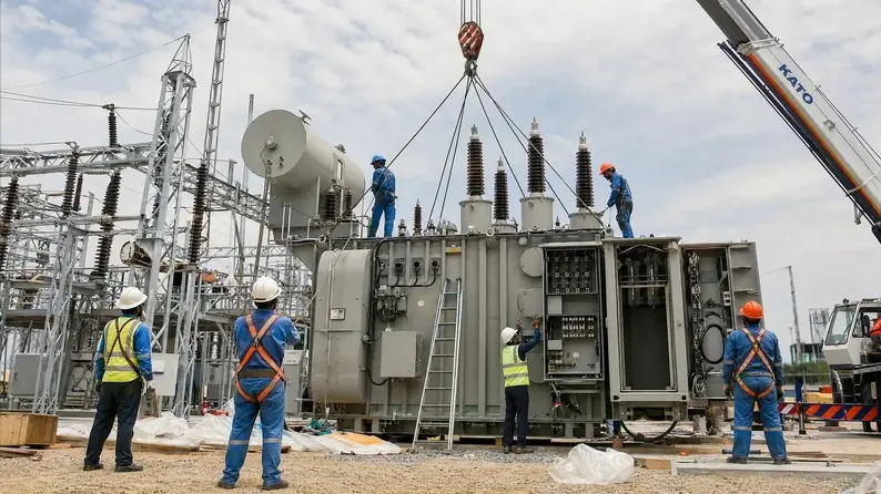 Equipe em manutenção de subestação elétrica